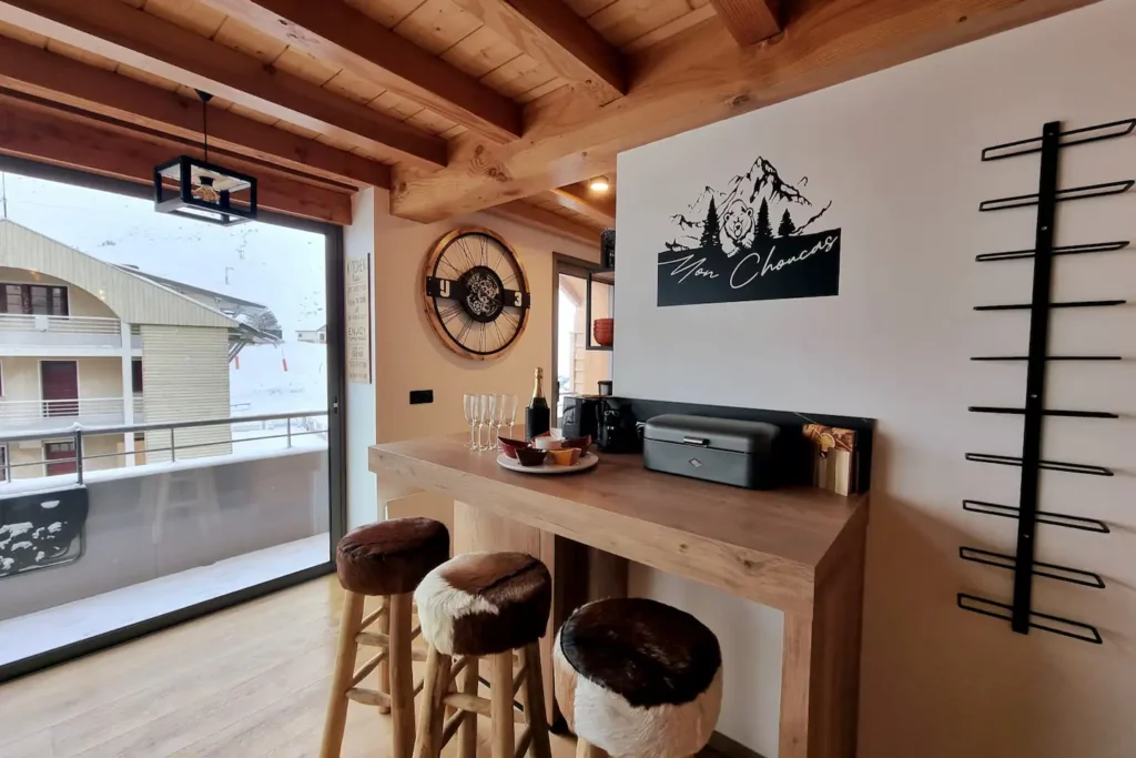 Photo du bar, à côté de la cuisine (4).
