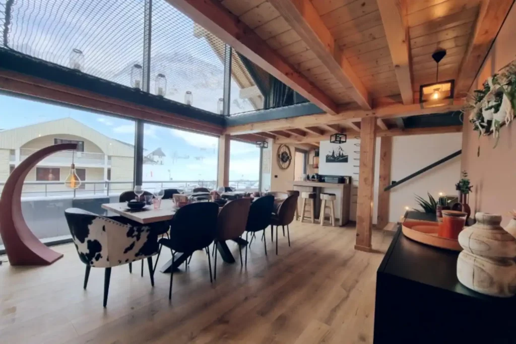 Photo du salon avec le grand table à manger (6).